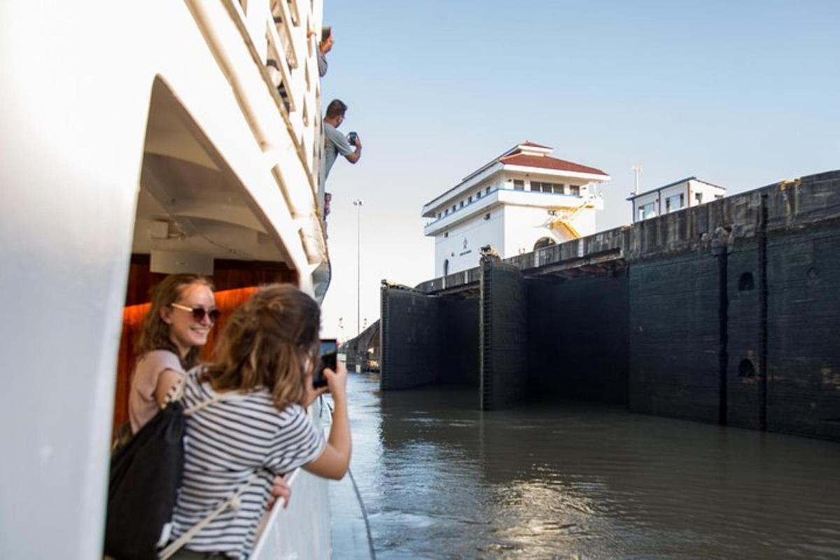 una donna che scatta una foto di una barca in acqua