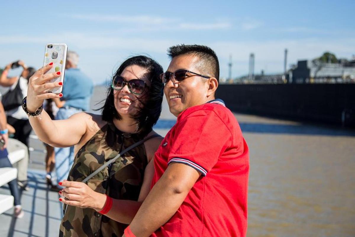 Un hombre y una mujer tomándose una foto con un teléfono celular.
