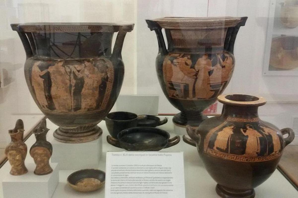 eine Ausstellung antiker Vasen und Schalen auf einem Tisch