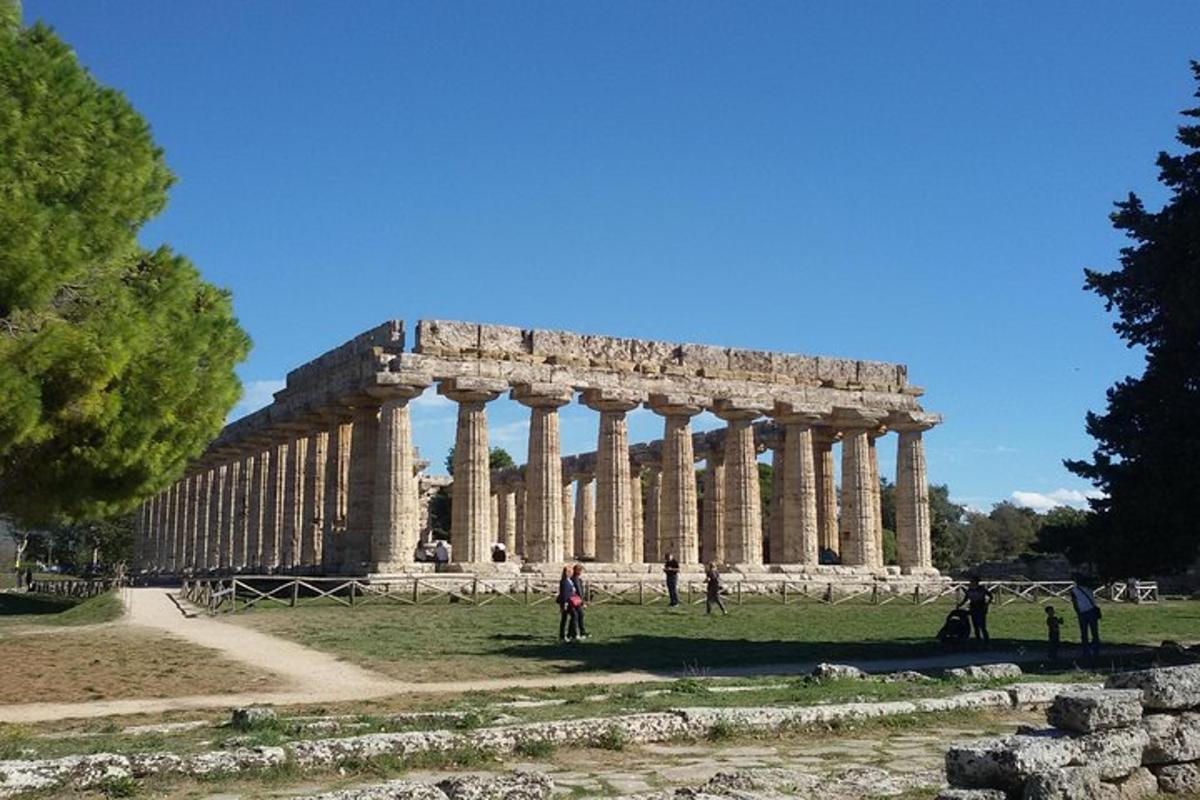 人々が前に立っている古代の建物