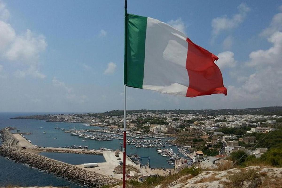 Una bandera en la cima de una colina con un puerto