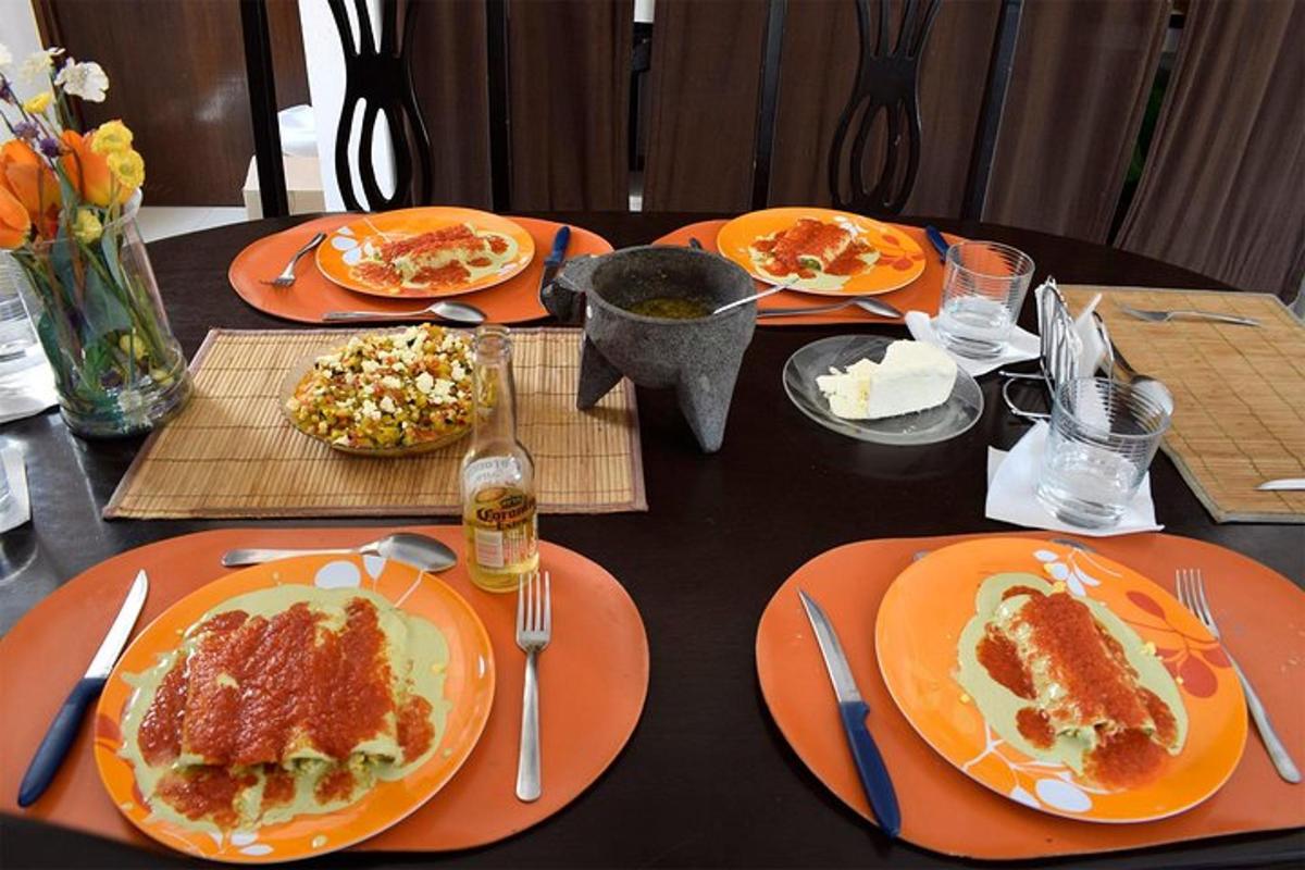 černý stůl s oranžovými talíři jídla