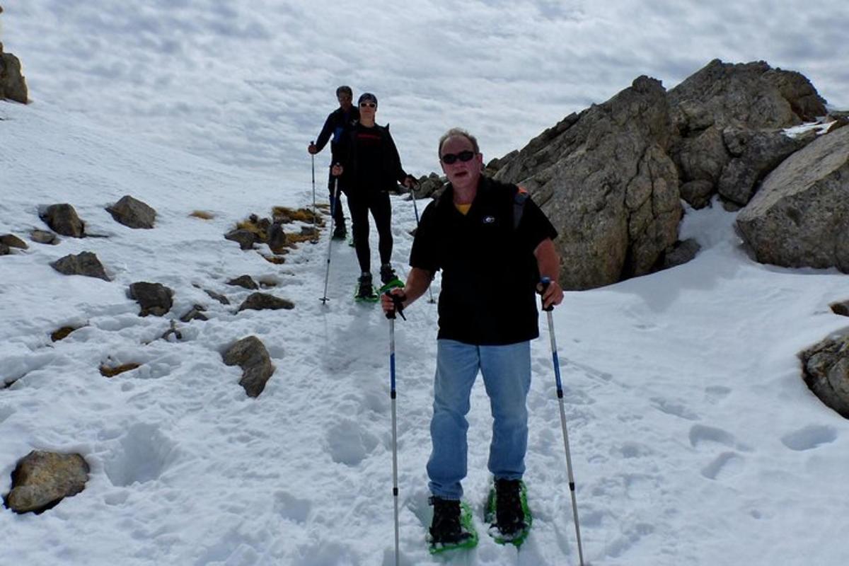 três pessoas esquiando cross-country na neve