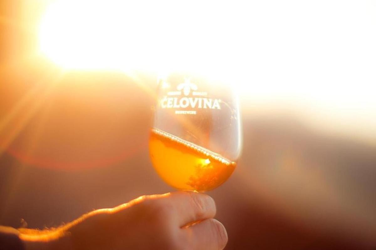 una persona sosté un got de cervesa
