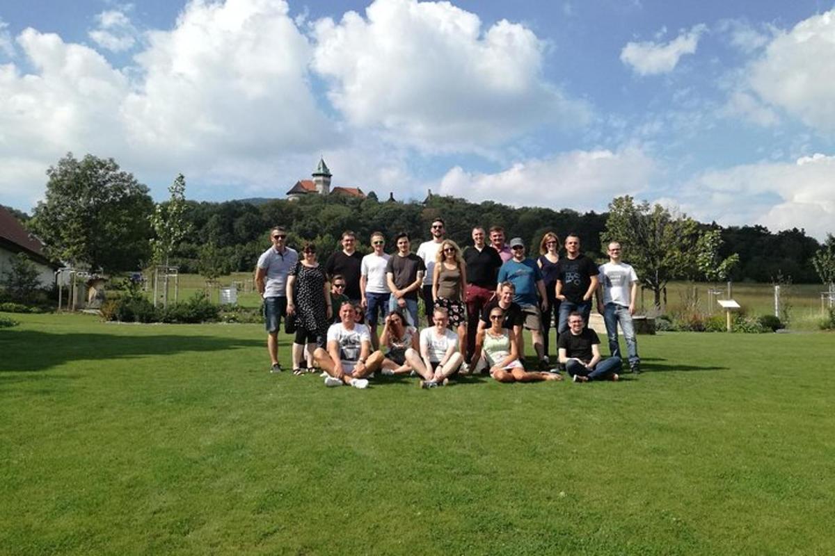 un grup de persones posant per a una foto en un camp