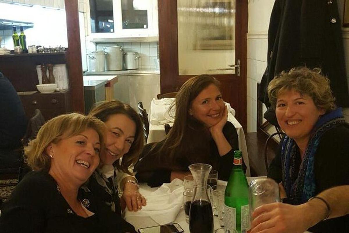 un grup de dones assegudes a una taula