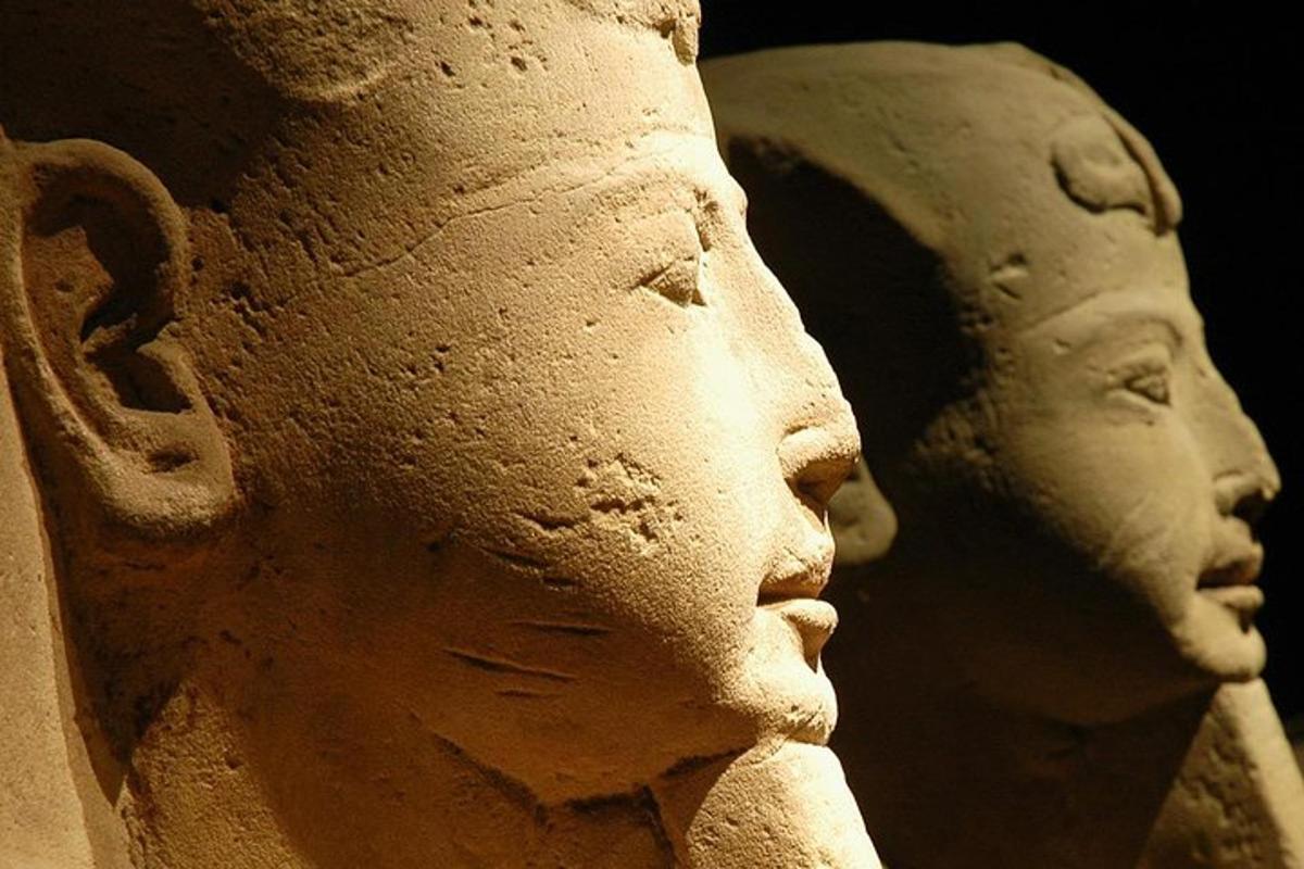 uma estátua de duas cabeças sentadas uma ao lado da outra