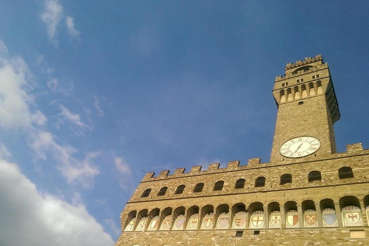 un edifici amb una torre del rellotge a sobre