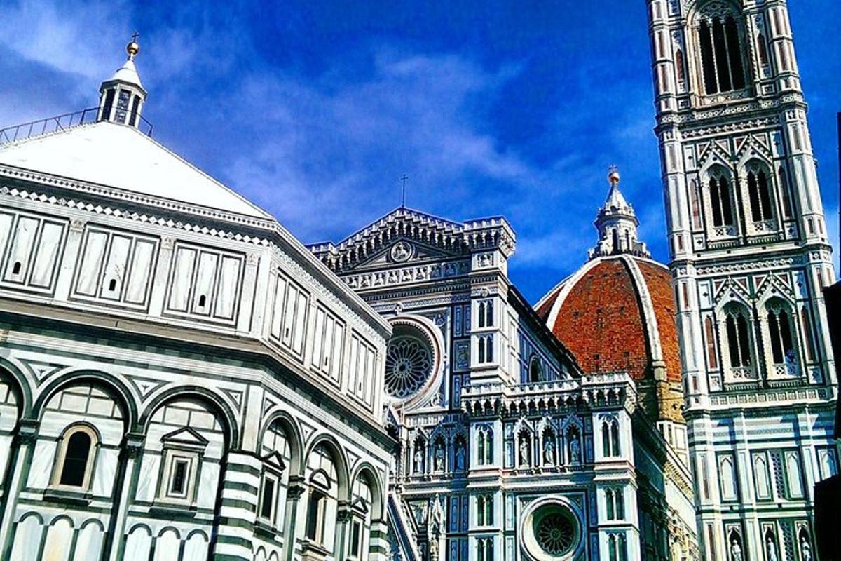 un gran edifici amb una torre del rellotge a sobre