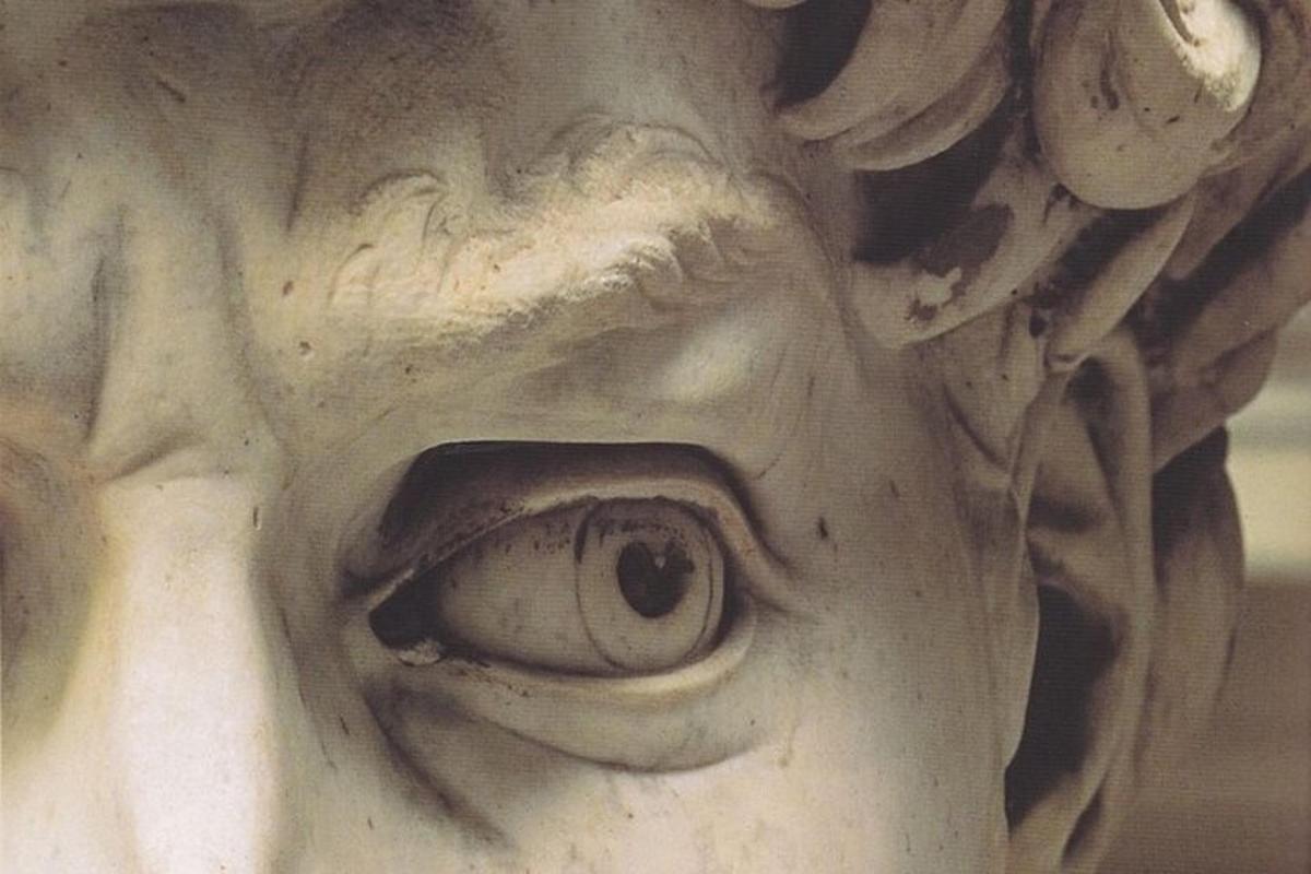 un primer pla de la cara d'una estàtua d'una dona