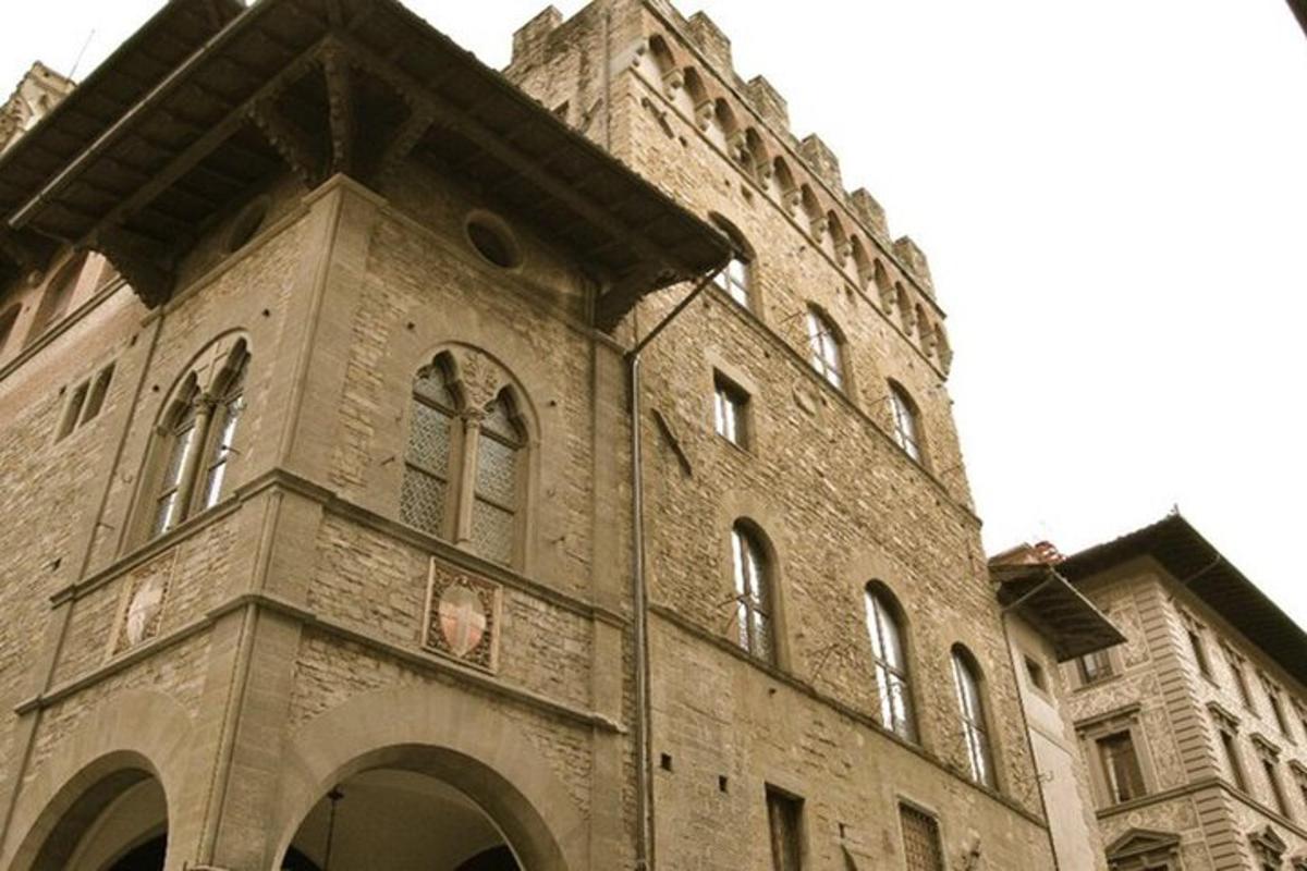 un grande edificio in mattoni con una torre dell'orologio su di esso