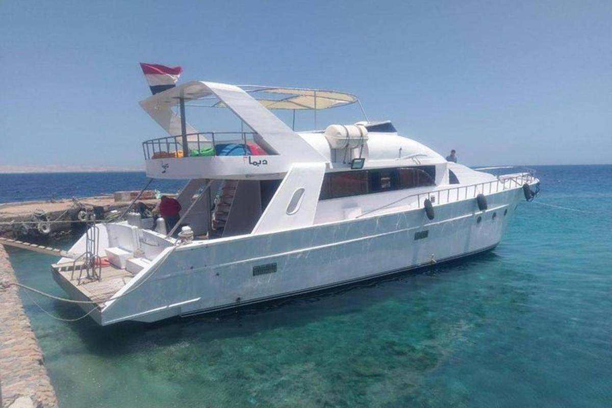 un gran vaixell blanc aparcat a l'aigua
