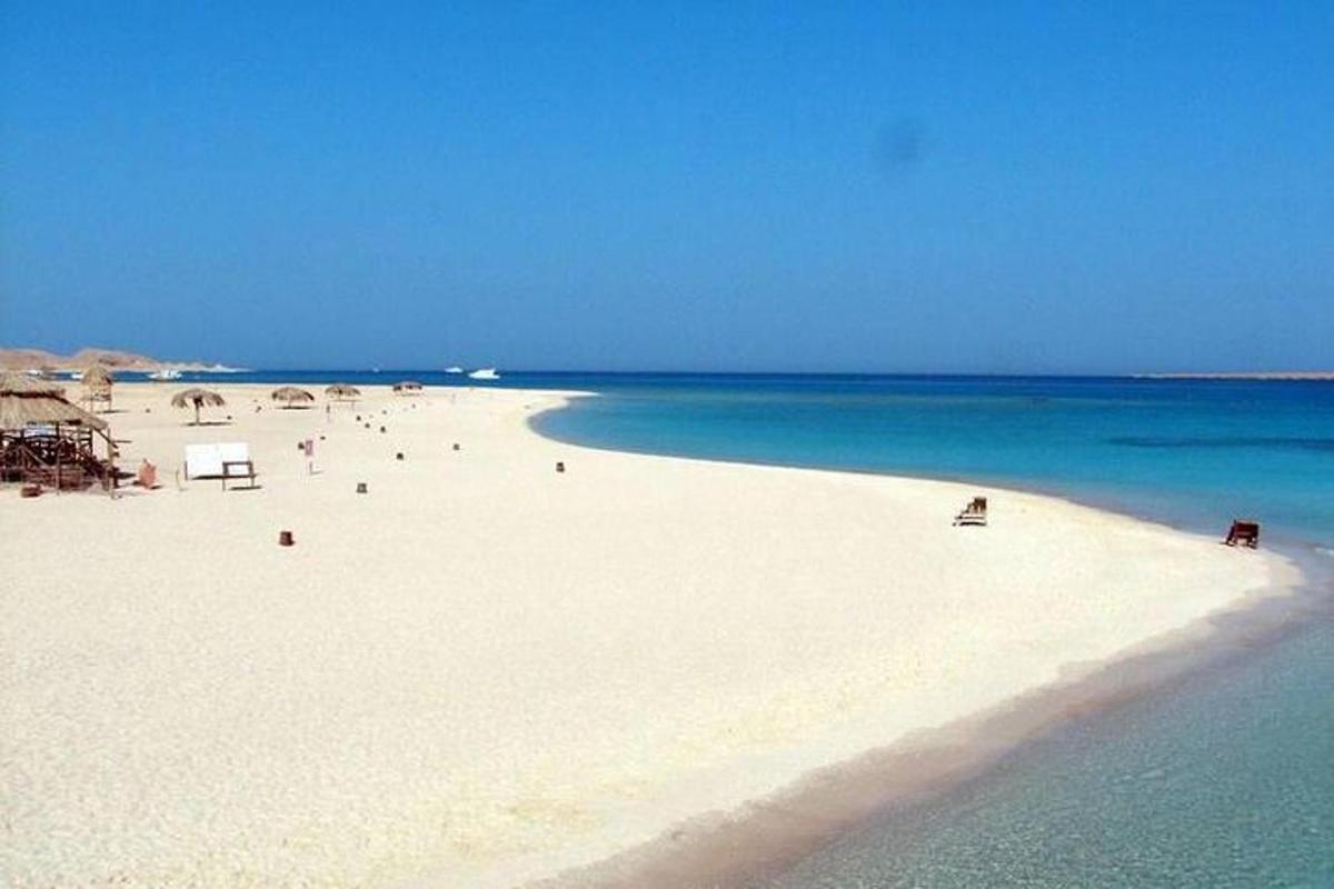 uma praia com muita gente e o oceano