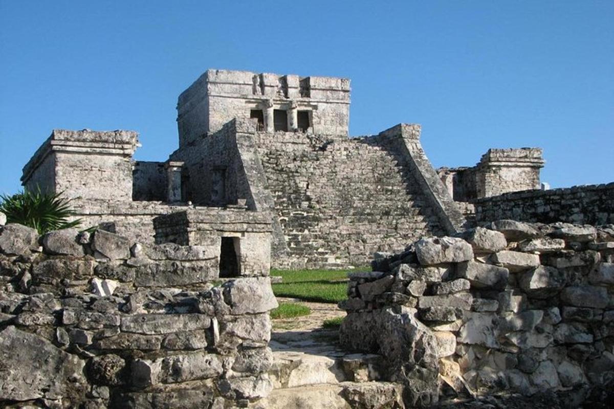 starý hrad s kamenným múrom