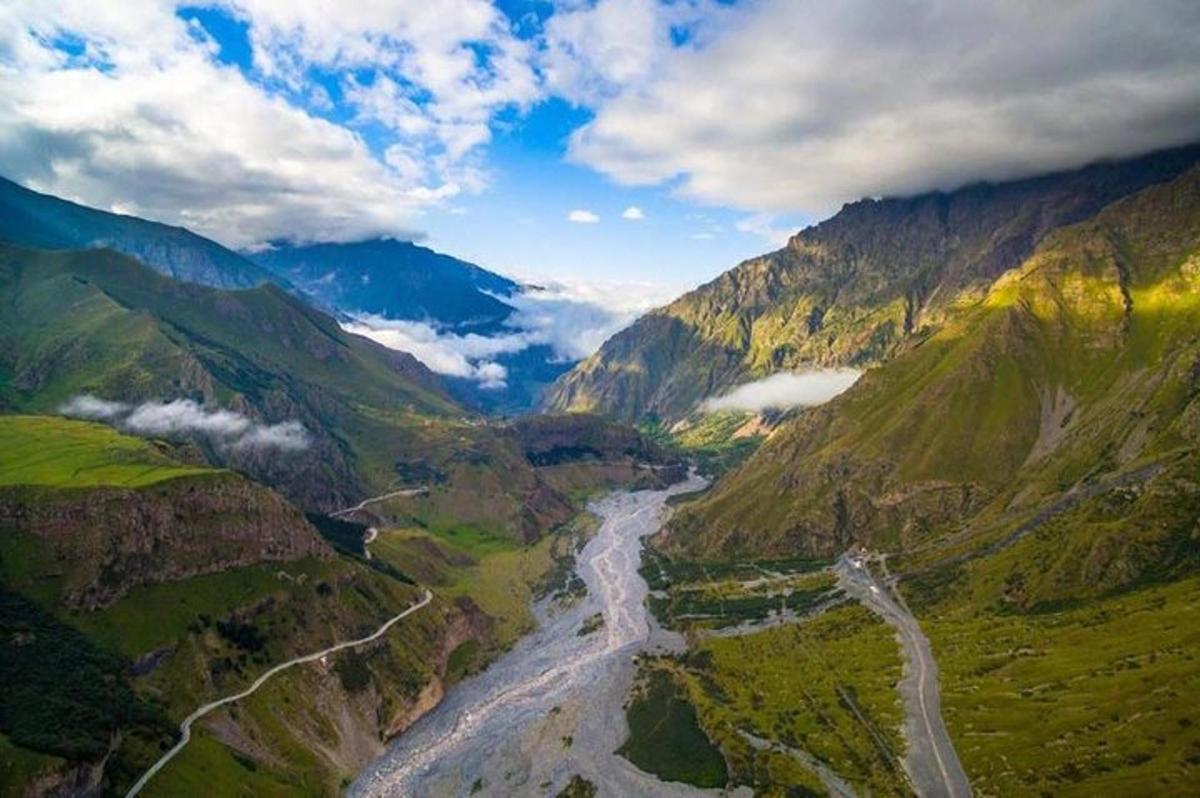 una vista aerea di una valle di montagna con un fiume