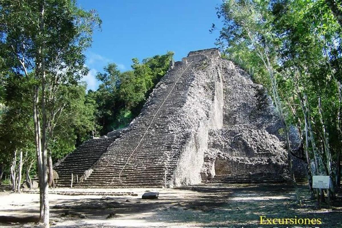 sebuah piramid di runtuhan kota purba