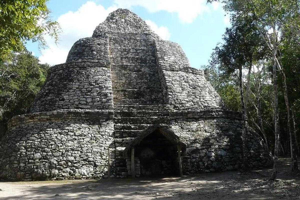 stará kamenná budova s pyramídou