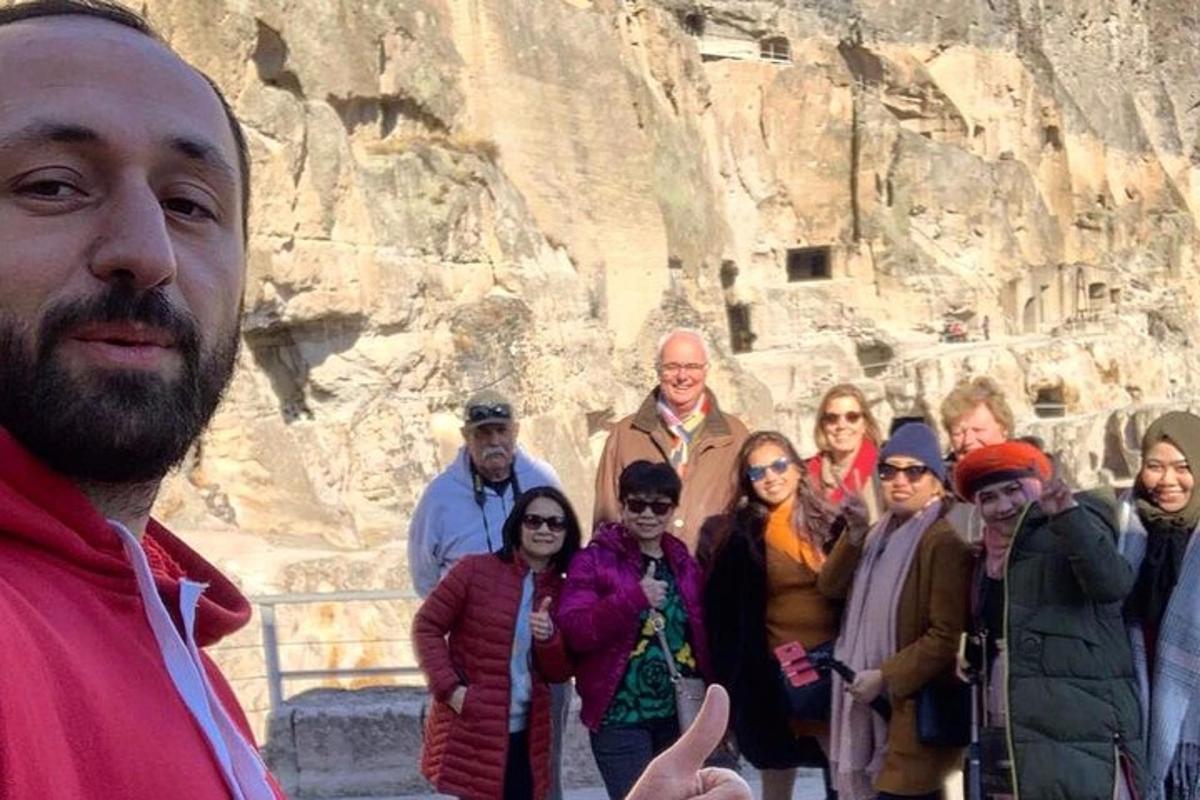 un gruppo di persone in posa per una foto davanti a dei manufatti