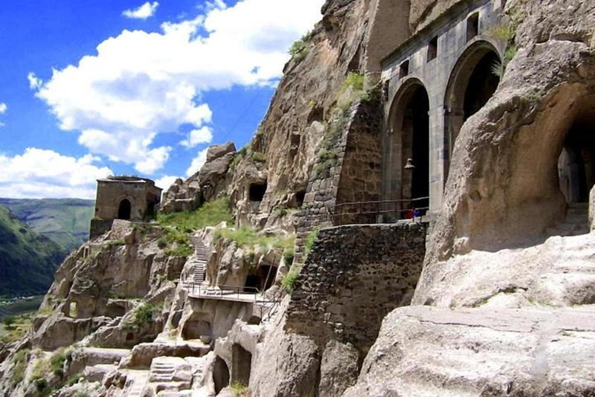 un vecchio edificio su una montagna con delle scale sopra