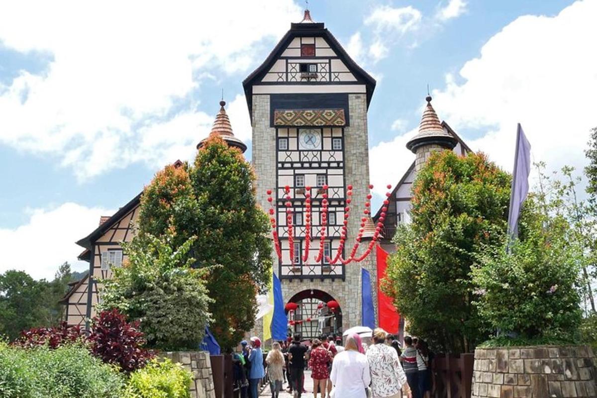 skupina lidí stojících před budovou