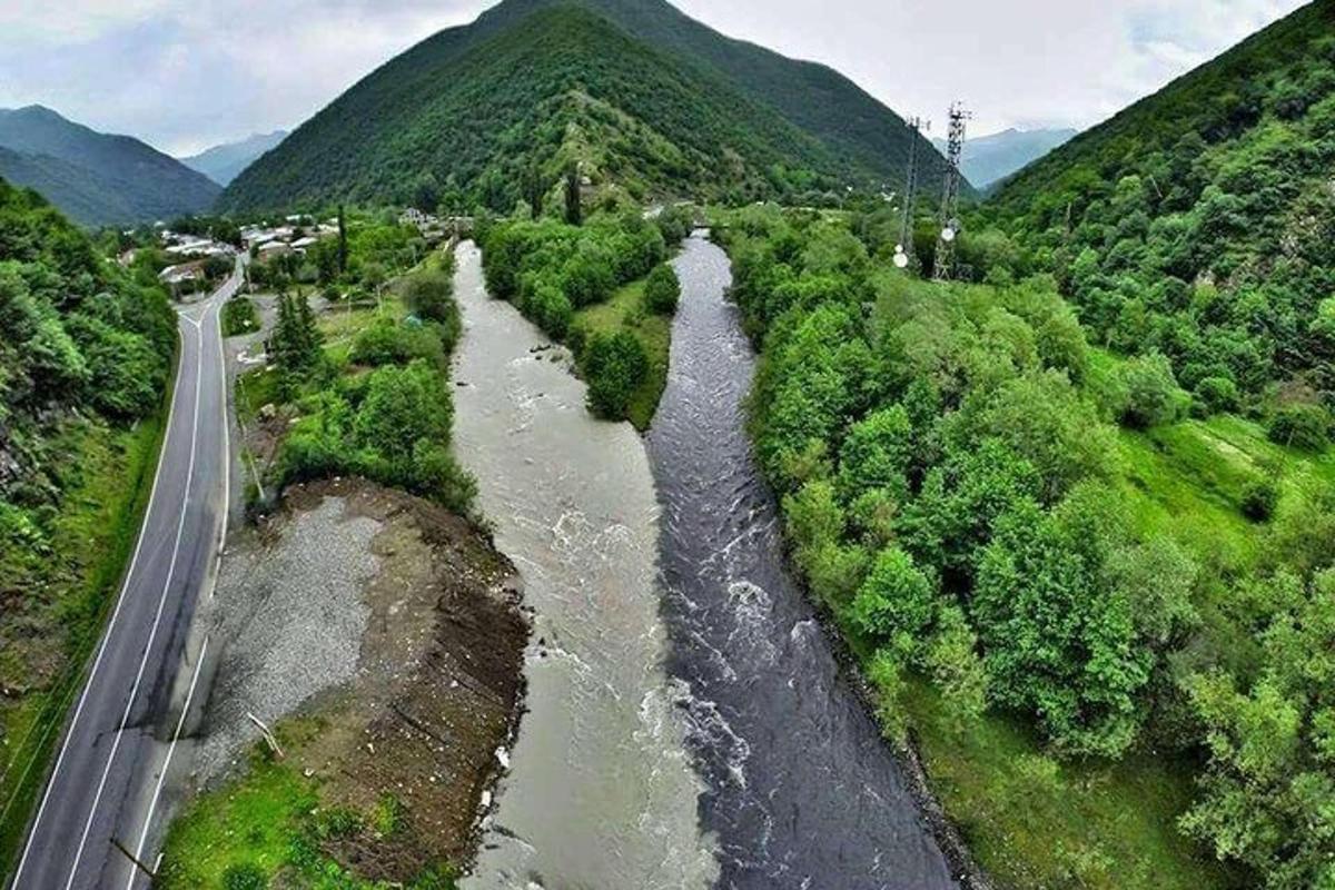 vista aèria d'un riu al costat d'una carretera