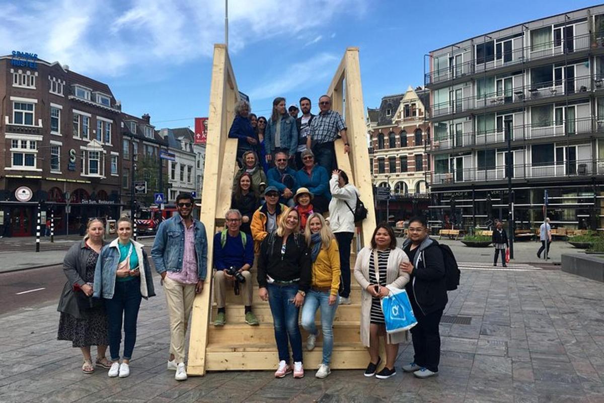 un gruppo di persone in posa per una foto su una scultura