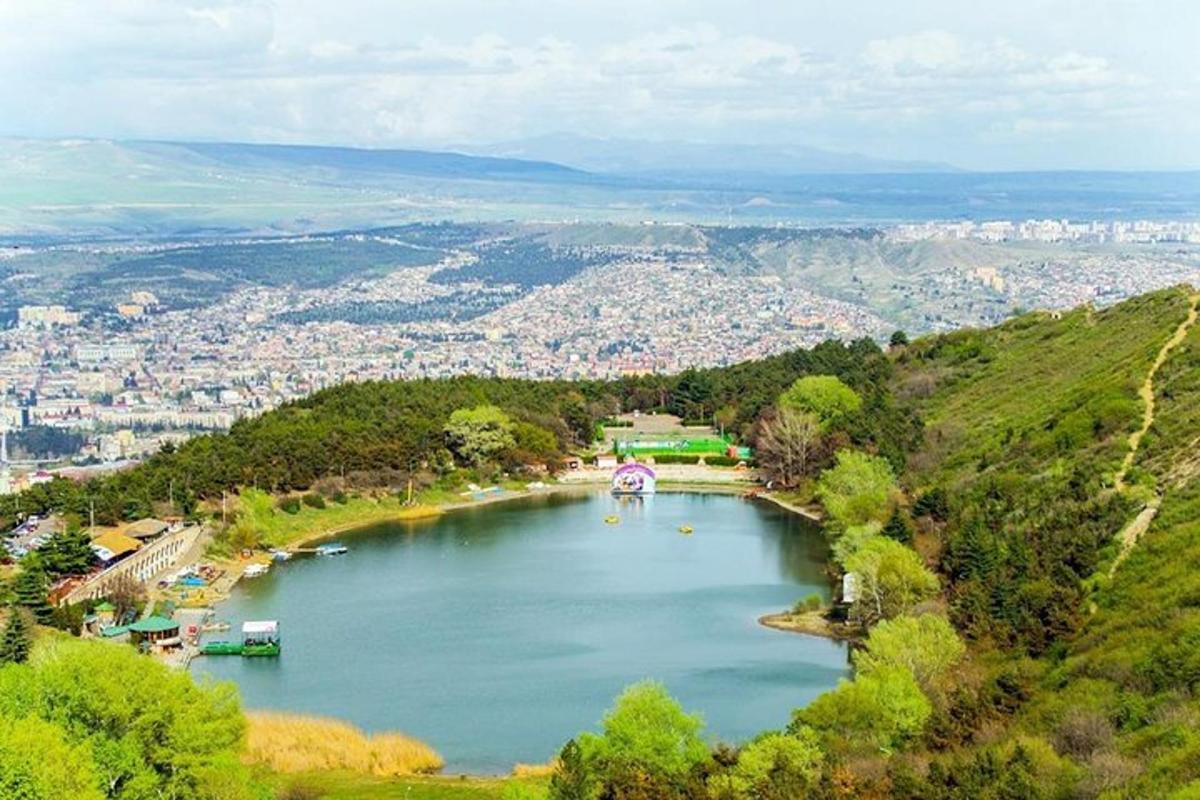 Letecký pohled na velké jezero ve městě