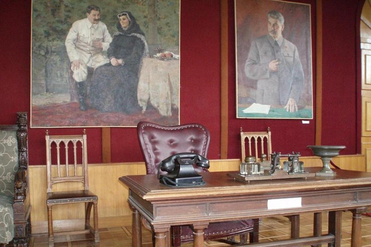 egy szoba egy asztallal, telefonnal és egy festménnyel