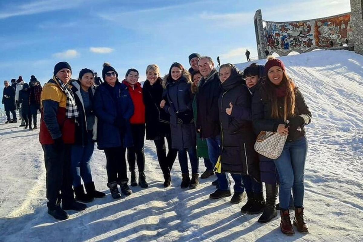 un grup de persones posant per a una foto a la neu