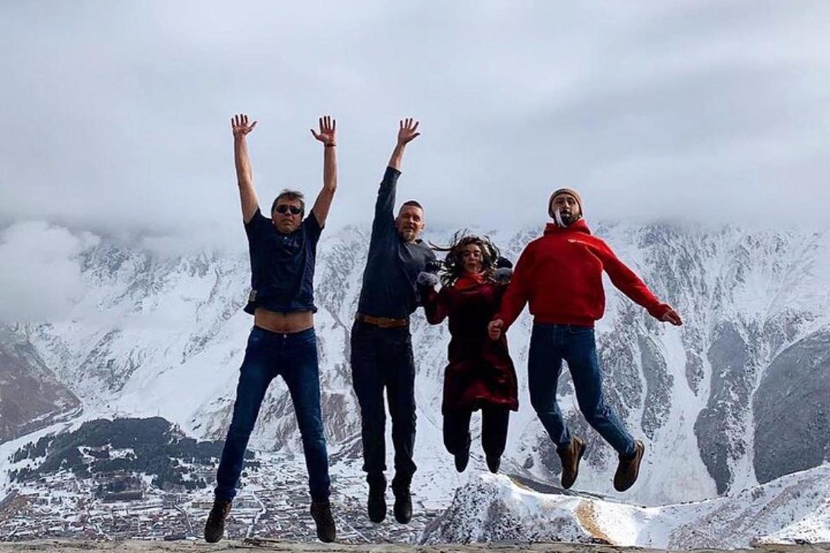 un grup de persones saltant al cim d'una muntanya