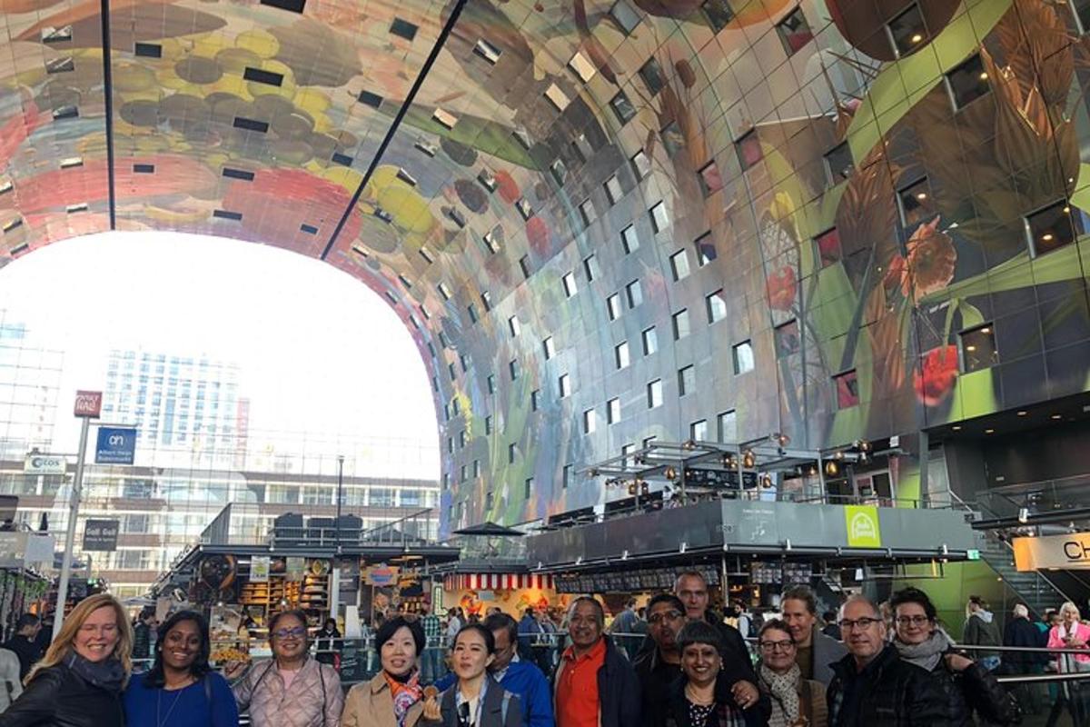 un gruppo di persone in piedi in un centro commerciale