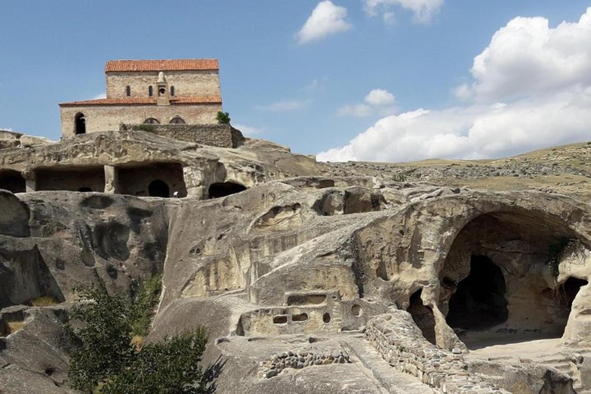 ένα κτίριο στην κορυφή ενός βουνού με μια γέφυρα