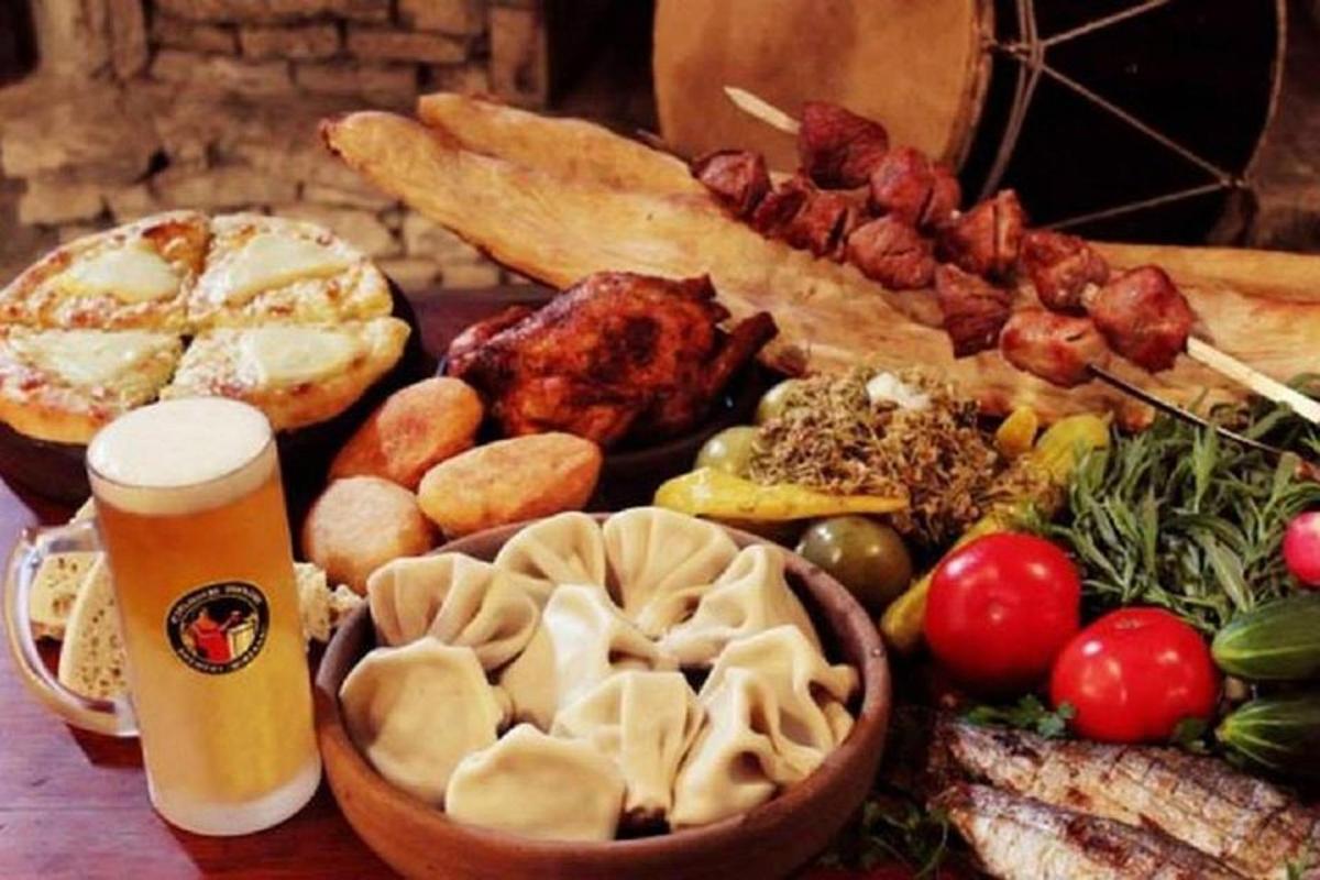 stalas su lėkšte maisto ir taure alaus