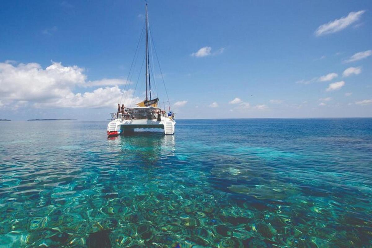 una barca che galleggia nell'oceano con acqua cristallina