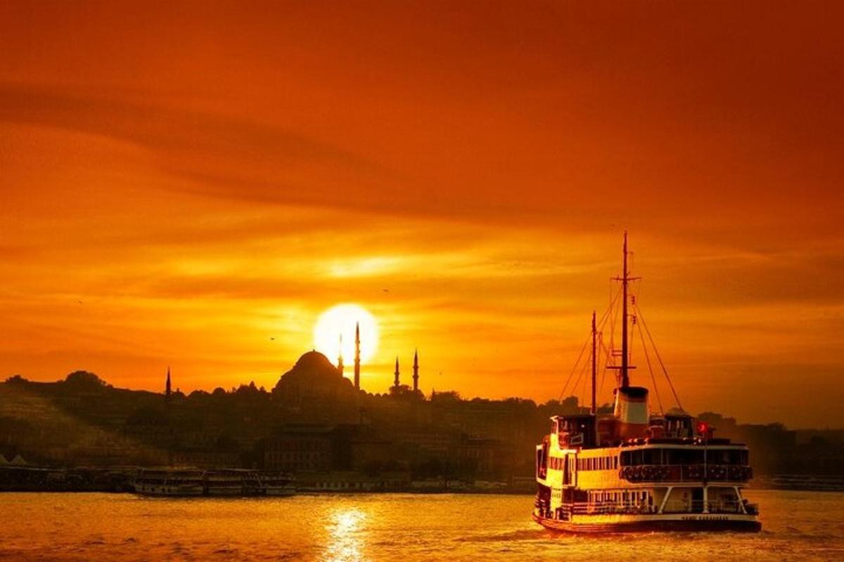 egy hajó a vízen, a háttérben a naplementével