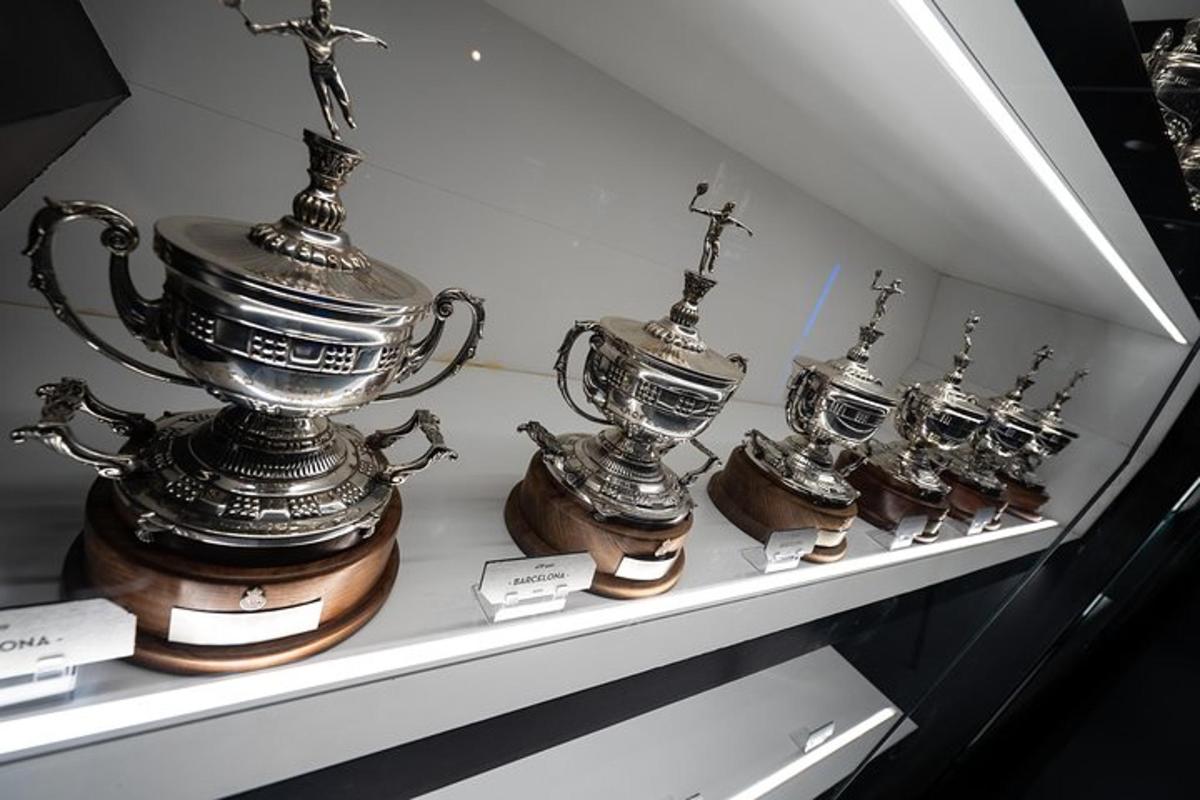 eine Reihe von Trophäen auf einem Regal