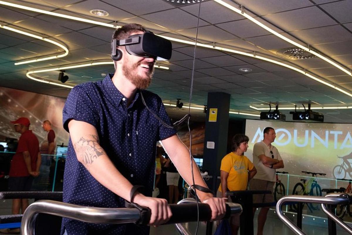 Ein Mann mit Virtual-Reality-Headset in einem Flughafen