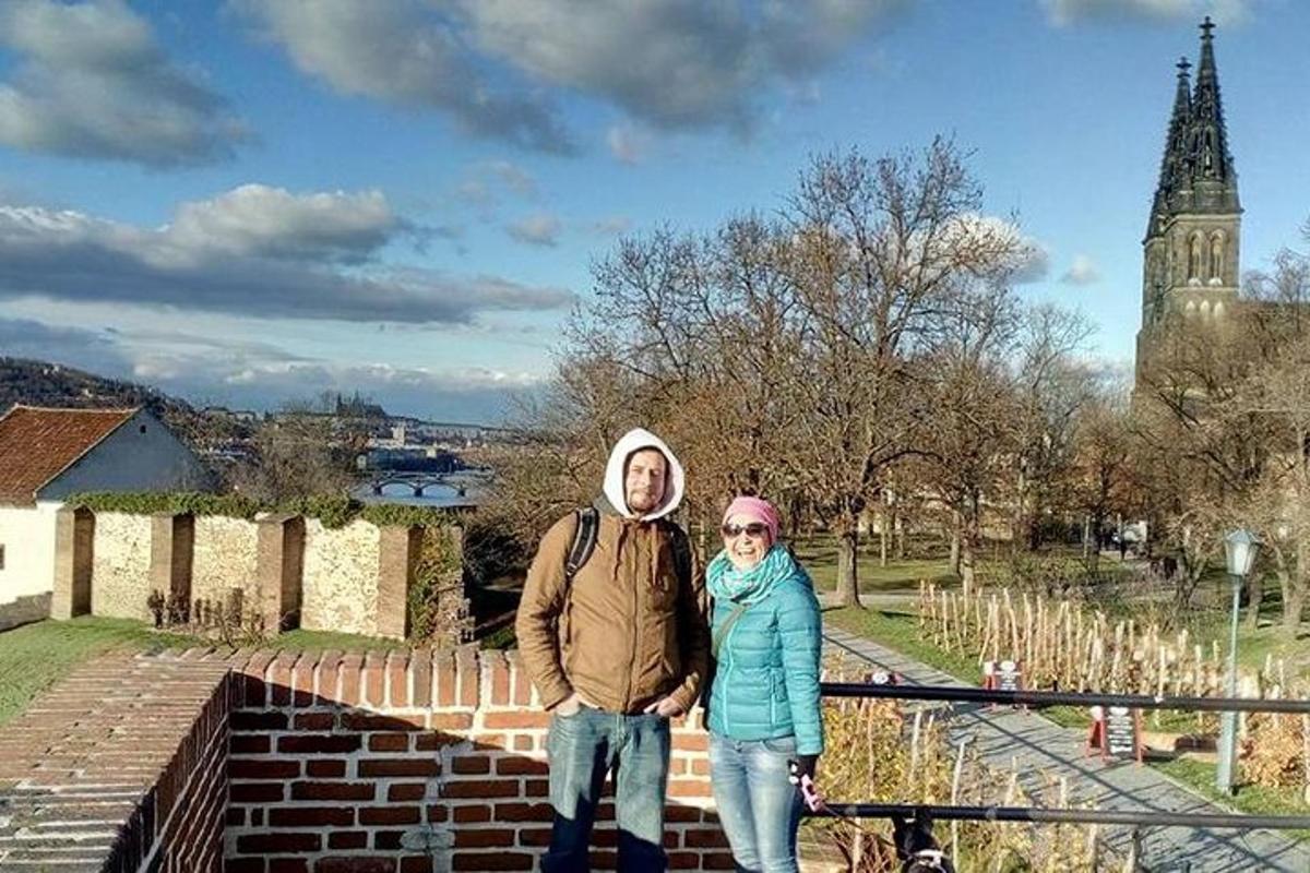 muž a žena stojící na schodech před kostelem