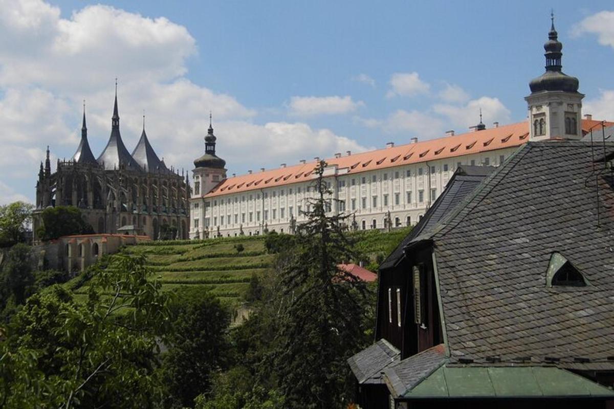 velká bílá budova s věžičkami a hradem