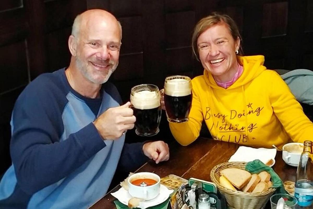 muž a žena sedící u stolu a pijící pivo
