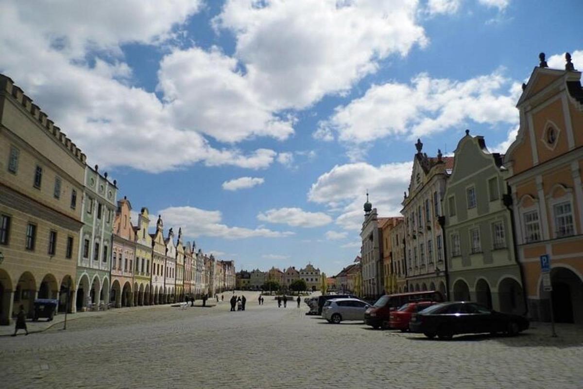 městská ulice s budovami a auty na ulici