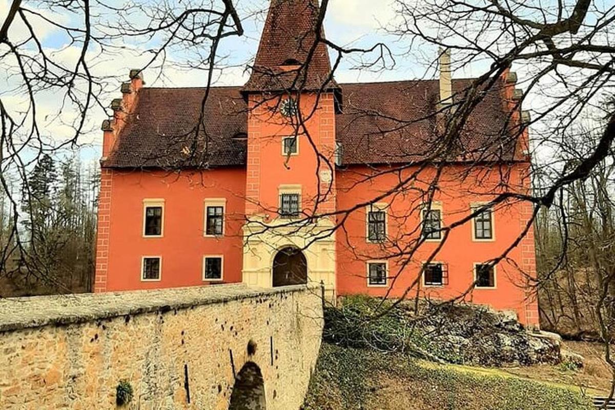un grande edificio arancione con una torre in cima a un muro