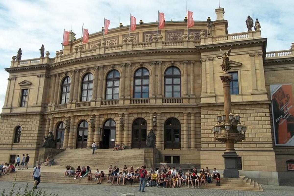velká budova s lidmi sedícími před ní