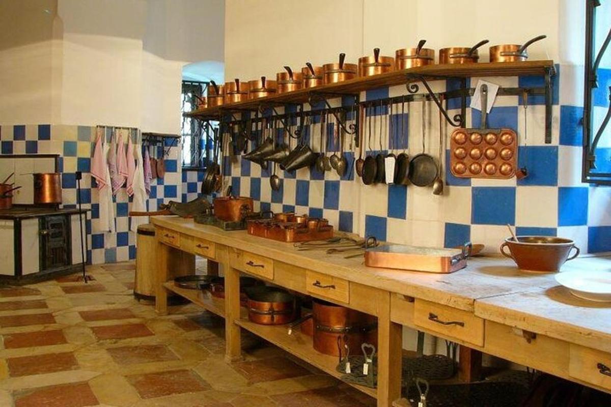 una cucina con un bancone con pentole e padelle