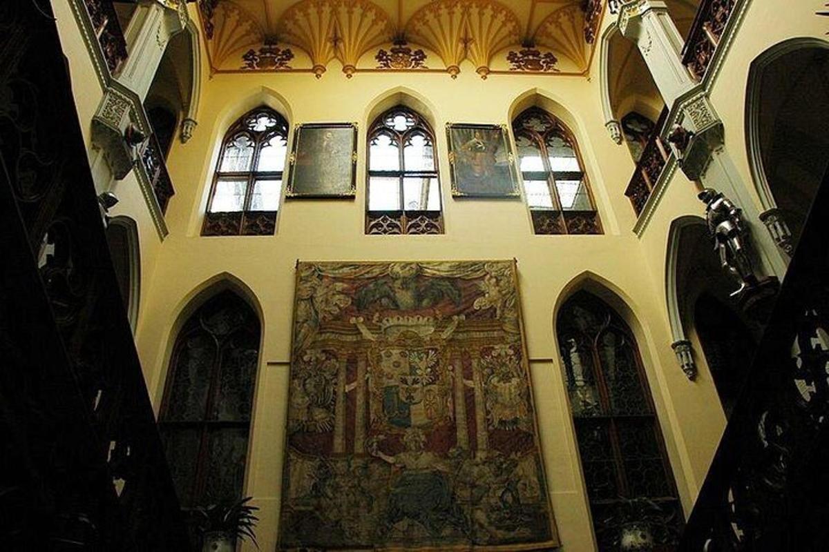 велика картина на стіні будівлі з вікнами