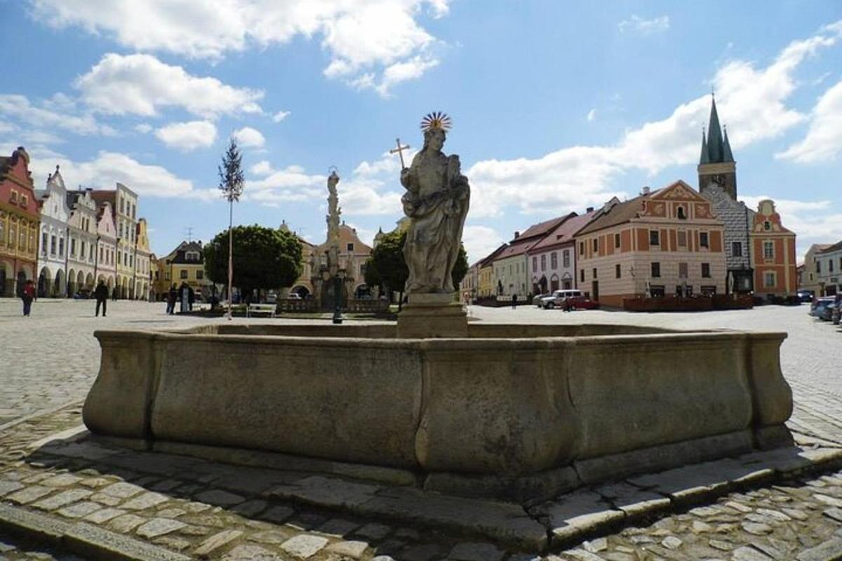 socha uprostřed ulice s budovami