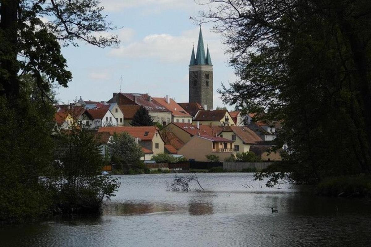 pohled na město s kostelem a řekou