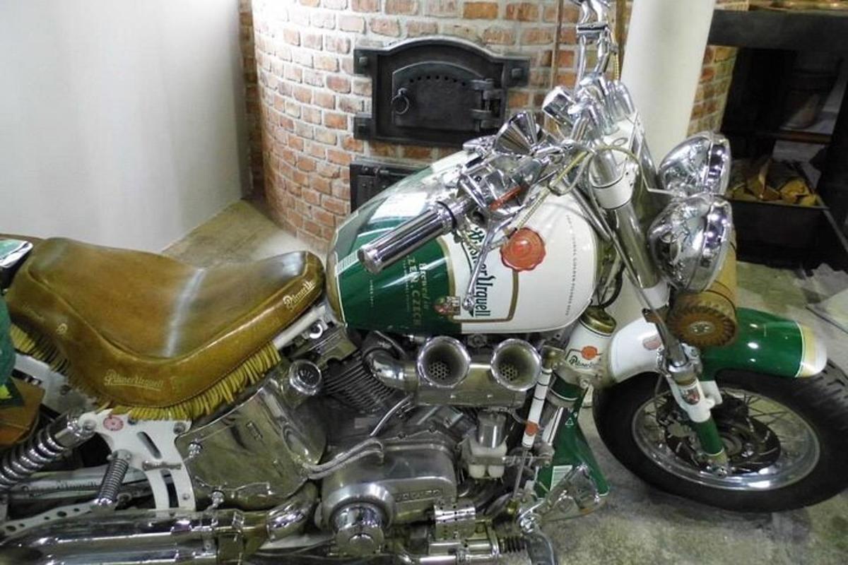 sepeda motor hijau dan putih diparkir di sebelah perapian