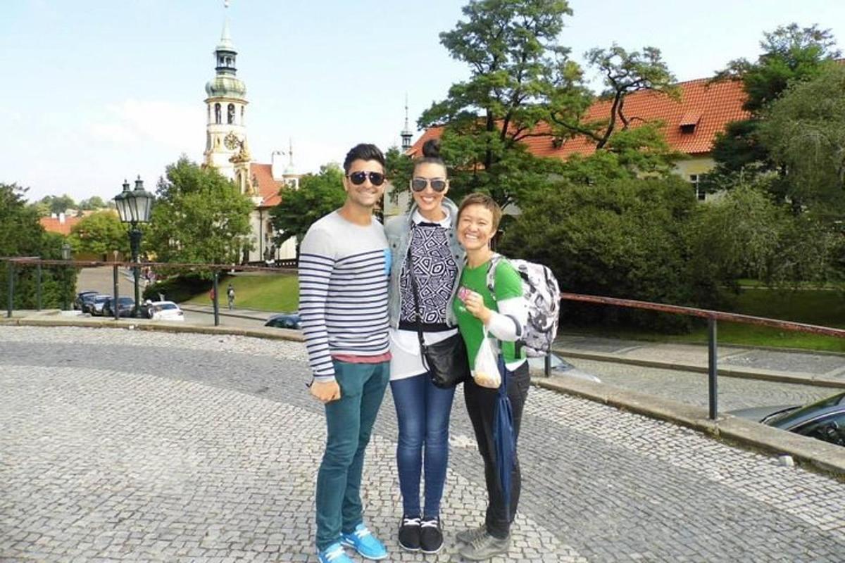 skupina tří lidí stojících na ulici