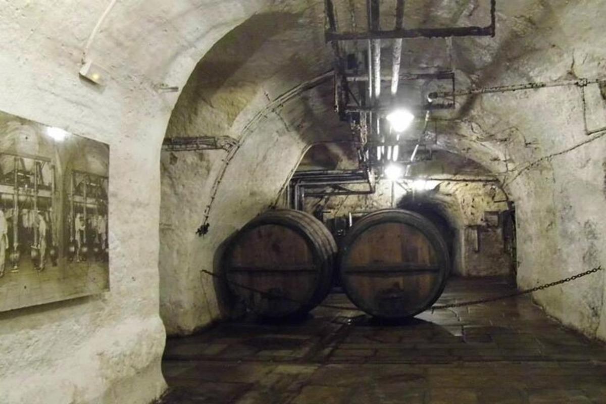 un antic celler amb tres bótes